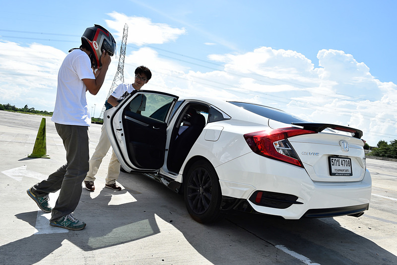 次々と乗り込む同乗者