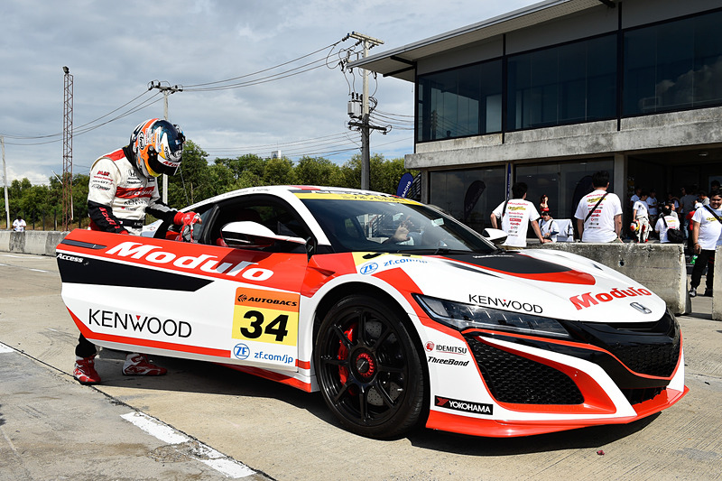 NSXに乗り込む道上選手