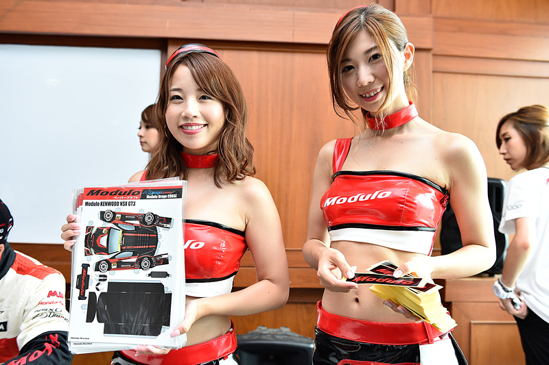 Moduloプリティの2人がペーパークラフトとシールを配布