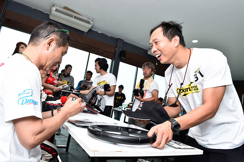 グローブボックスやステアリングなどを持ってくる参加者、グローブボックスはいいとして、ステアリングはまたつけて帰るのだろうか……