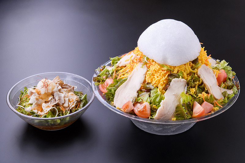 アドベンチャイナで販売される「サマービッグマウンテンつけ麺」は3500円