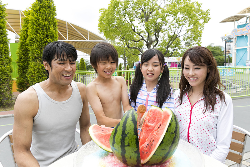 10人前の氷にスイカを乗せた夏限定の特大かき氷「夏だ！パッカーン！スイカ割りかき氷」