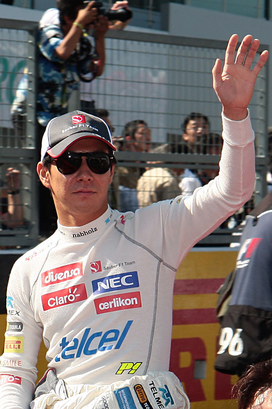 決勝前のドライバーズパレードで観客に手を振る小林可夢偉