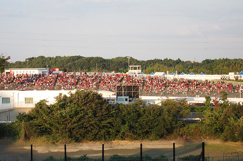 レース後、多くの観客が表彰式を待っていた。ストレートエンドのA1席