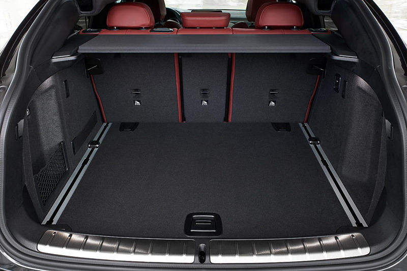 リアシートは40：20：40の分割可倒式で、ラゲッジスペースは525Lから最大1430Lまで拡大可能