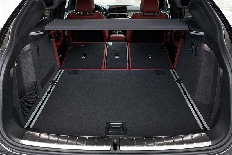 リアシートは40：20：40の分割可倒式で、ラゲッジスペースは525Lから最大1430Lまで拡大可能