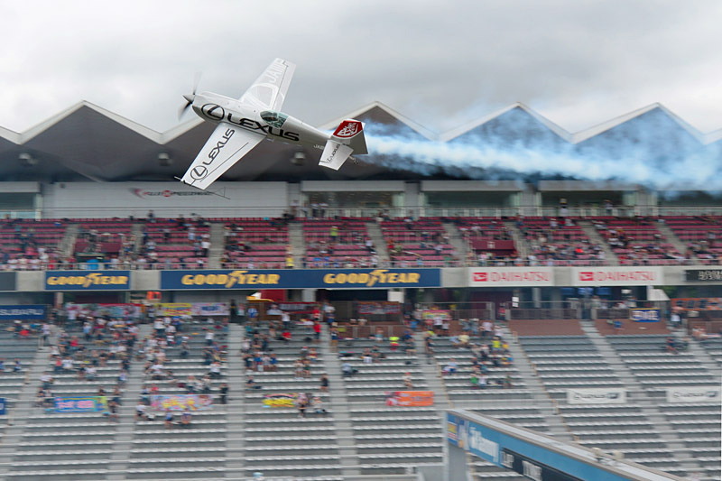 富士スピードウェイのホームストレートを超低空飛行する「スペシャルコラボレーションフライト」も実施予定
