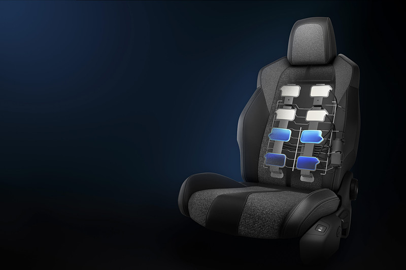 電動シート、前席シートヒーター、マルチポイントランバーサポート、パークアシスト、パノラミックサンルーフをまとめた新オプション「ファーストクラスパッケージ」