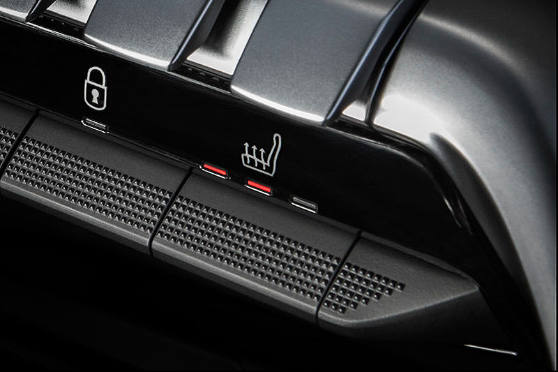 電動シート、前席シートヒーター、マルチポイントランバーサポート、パークアシスト、パノラミックサンルーフをまとめた新オプション「ファーストクラスパッケージ」