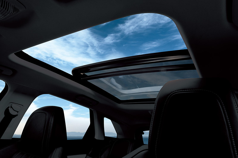 電動シート、前席シートヒーター、マルチポイントランバーサポート、パークアシスト、パノラミックサンルーフをまとめた新オプション「ファーストクラスパッケージ」