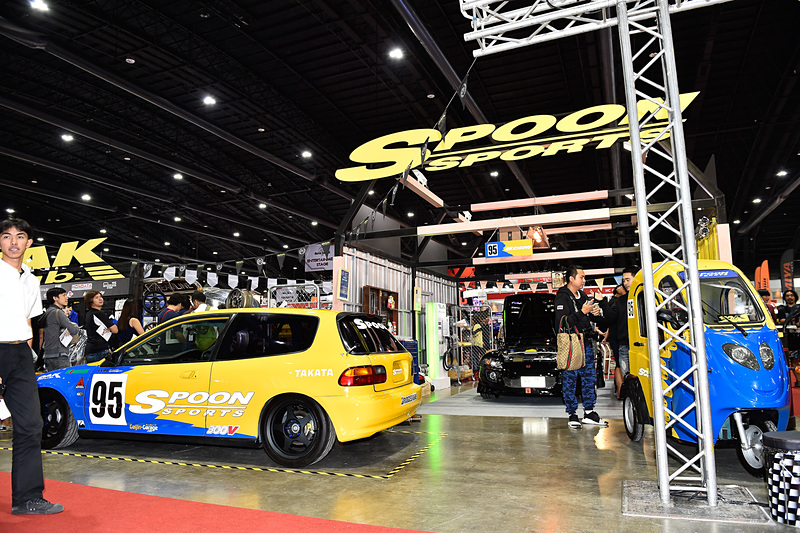 スプーンのブース、こうした日系パーツメーカーのブースも人気だった