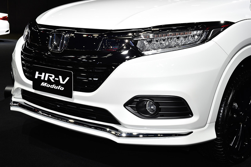メインステージに飾られていたModulo仕様のHR-V（日本名：ヴェゼル）。ホイールはModuloになり、純正オプションのエアロも装着済み