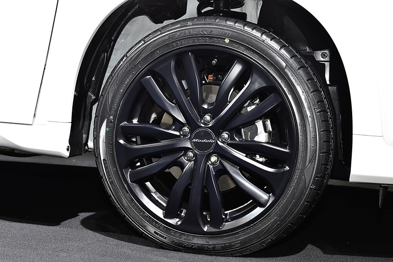 メインステージに飾られていたModulo仕様のHR-V（日本名：ヴェゼル）。ホイールはModuloになり、純正オプションのエアロも装着済み