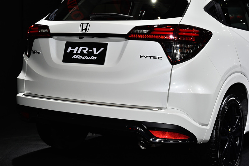 メインステージに飾られていたModulo仕様のHR-V（日本名：ヴェゼル）。ホイールはModuloになり、純正オプションのエアロも装着済み