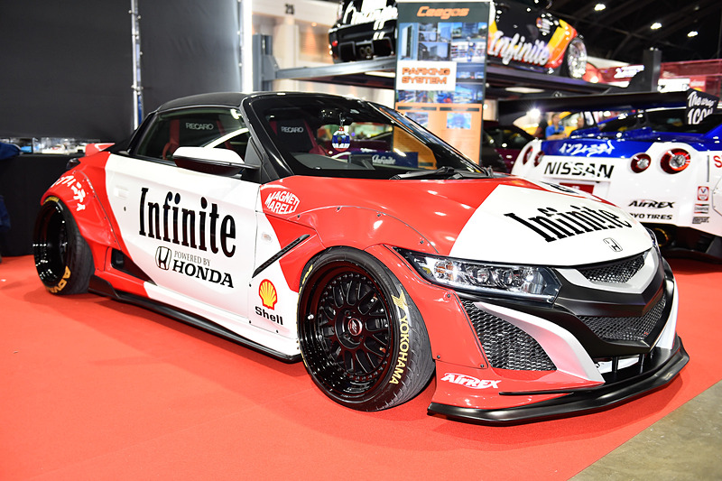 このように東京オートサロンに出展されていそうな車両が展示されていた