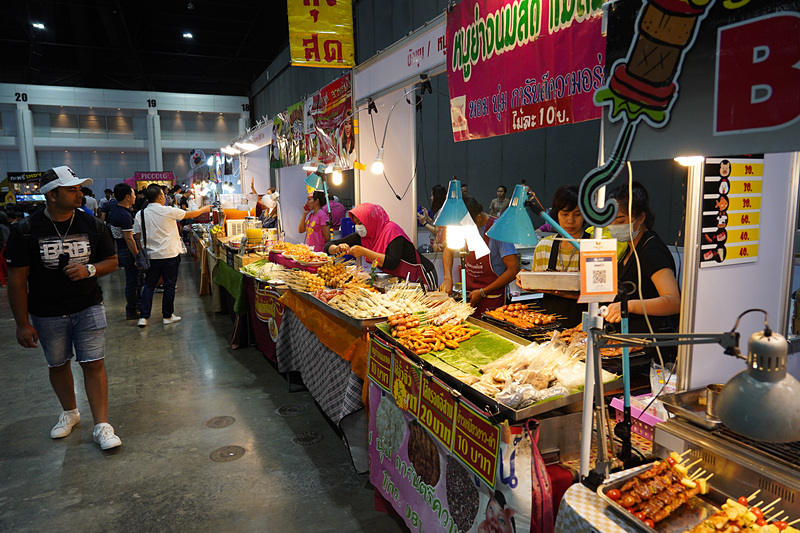 フードコートのお店。タイ料理や中華料理などバラエティに富んだ選択肢が用意されていた