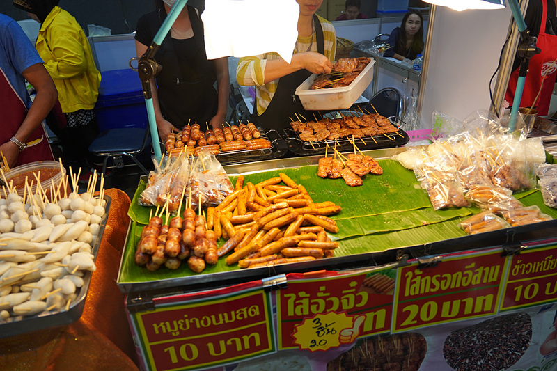 フードコートのお店。タイ料理や中華料理などバラエティに富んだ選択肢が用意されていた