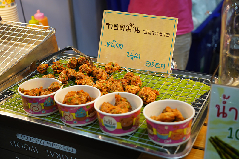 フードコートのお店。タイ料理や中華料理などバラエティに富んだ選択肢が用意されていた