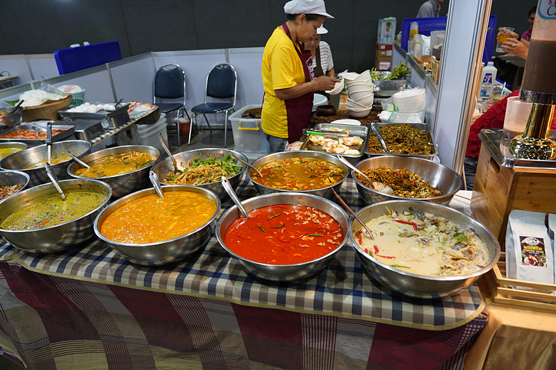 フードコートのお店。タイ料理や中華料理などバラエティに富んだ選択肢が用意されていた