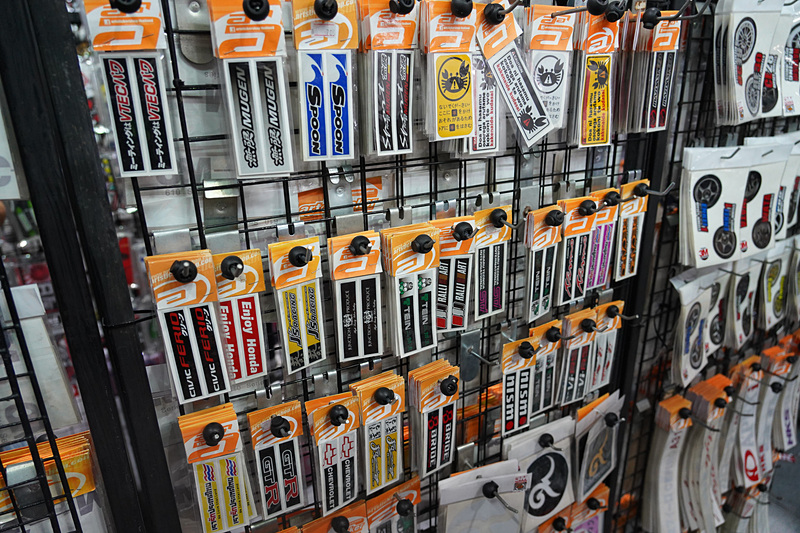 販売されているステッカー、どう見ても公式ではないシールもあるような……