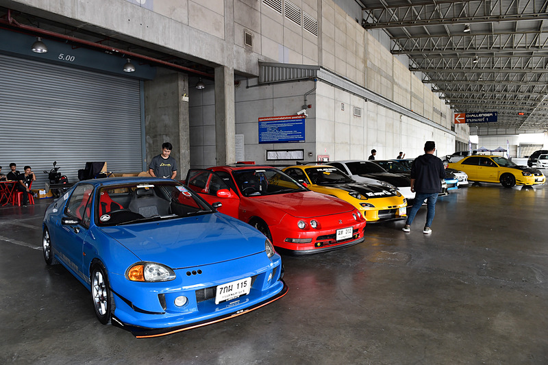 会場外の駐車場にはドレスアップされたチューニングカーが並べられていた