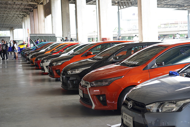 会場外の駐車場にはドレスアップされたチューニングカーが並べられていた