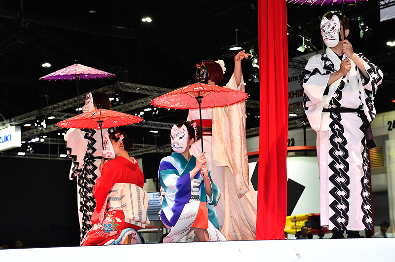 土屋圭市氏のトークショーの前座として、日光江戸村のショーやレースクィーンステージが行なわれた