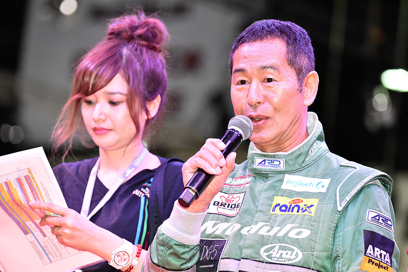 左の通訳の女性に訳してもらって話をする土屋氏