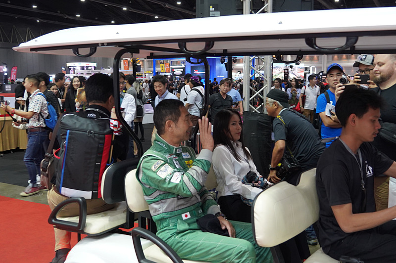 世界のドリキンはカートに乗せられて控え室に戻っていく。多くのファンが撮影していた