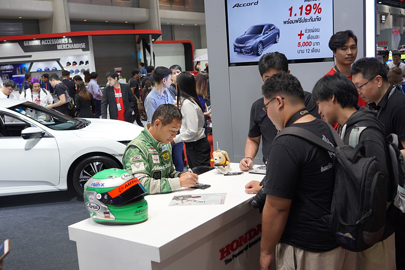 ファンにサインする土屋氏