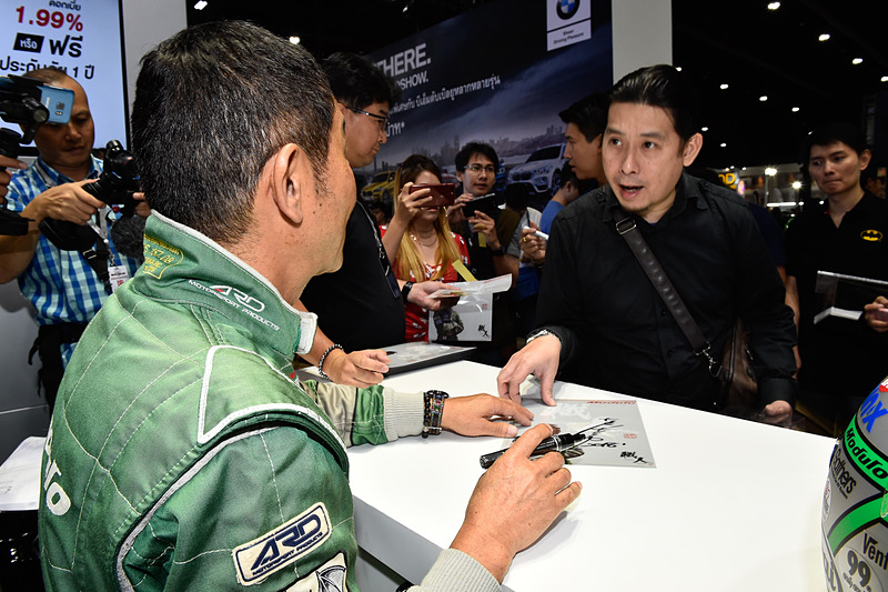 ホンダアクセスが配布した職人ロゴ入りクリアファイルにサイン