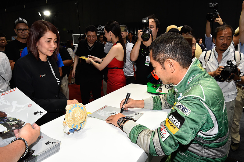 ファンが思い思いのグッズを持ち込んでサインしてもらっていた。中にはメーターにサインしてもらう人も……