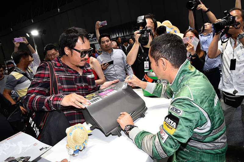 ファンが思い思いのグッズを持ち込んでサインしてもらっていた。中にはメーターにサインしてもらう人も……