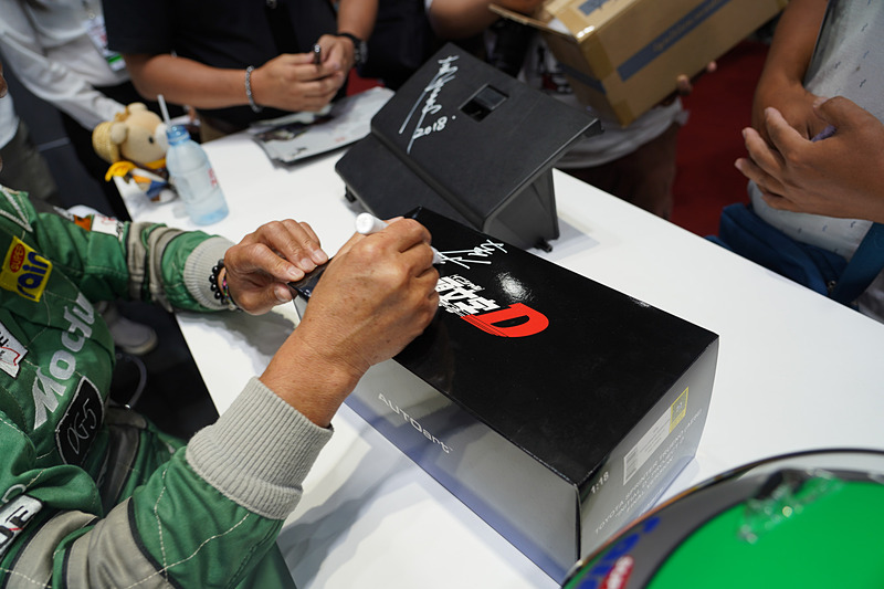 ファンが思い思いのグッズを持ち込んでサインしてもらっていた。中にはメーターにサインしてもらう人も……