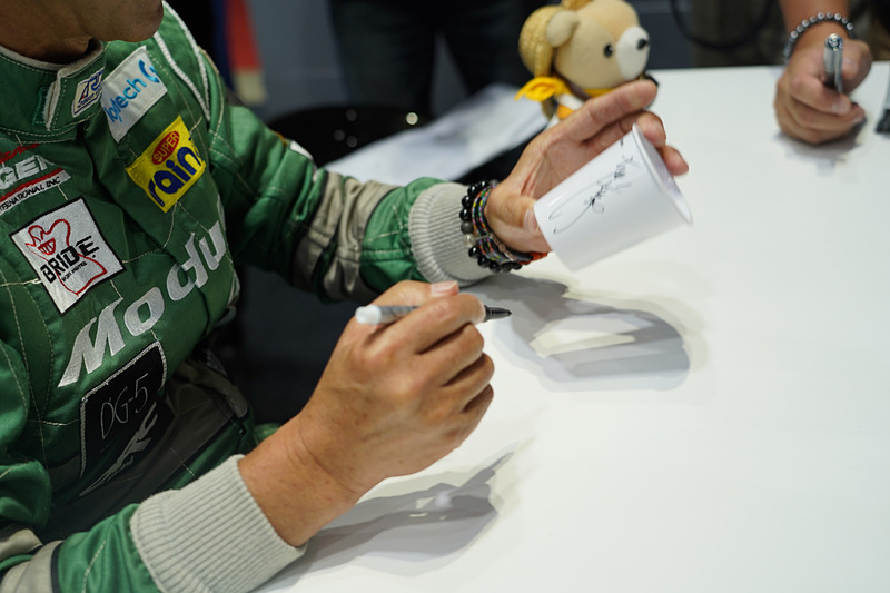 ファンが思い思いのグッズを持ち込んでサインしてもらっていた。中にはメーターにサインしてもらう人も……