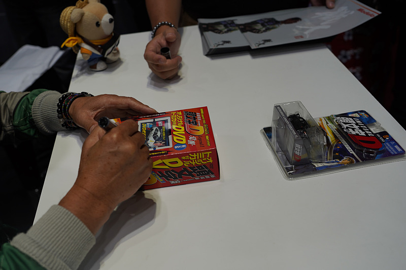 ファンが思い思いのグッズを持ち込んでサインしてもらっていた。中にはメーターにサインしてもらう人も……