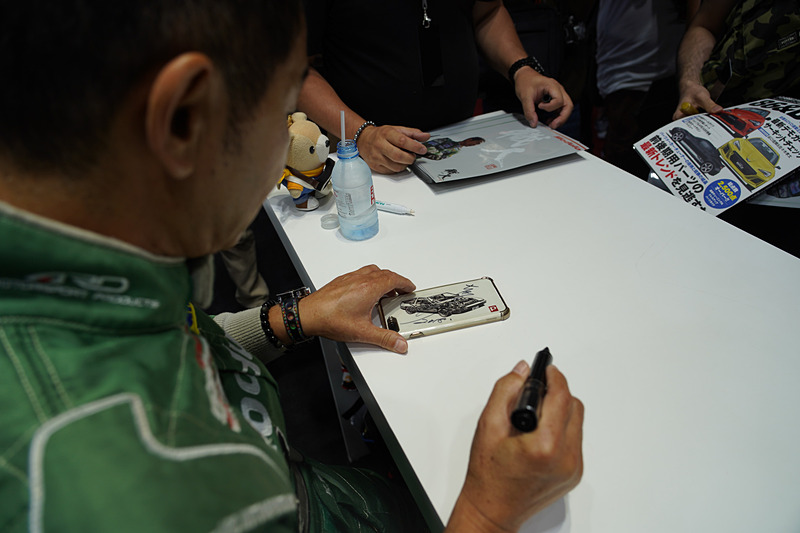 ファンが思い思いのグッズを持ち込んでサインしてもらっていた。中にはメーターにサインしてもらう人も……