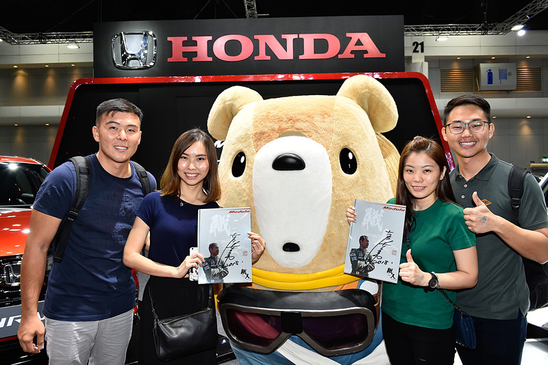 サインをもらった後にはくるタムと撮影も