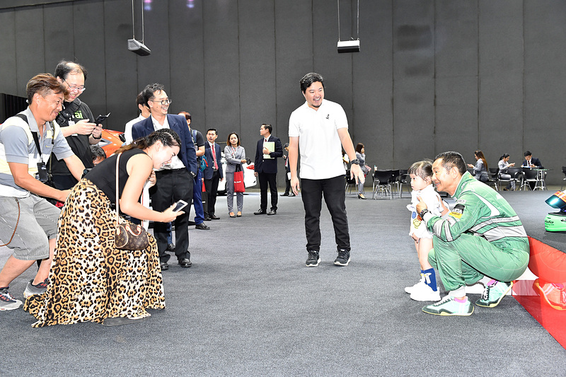 土屋氏も大サービスでファンとの記念撮影を行なっていた