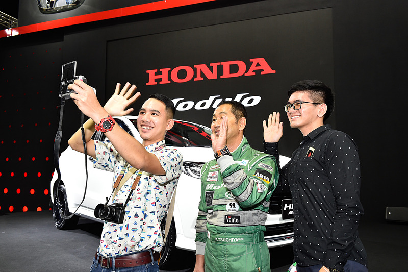 サイン会後にファンとセルフィを行なう土屋氏