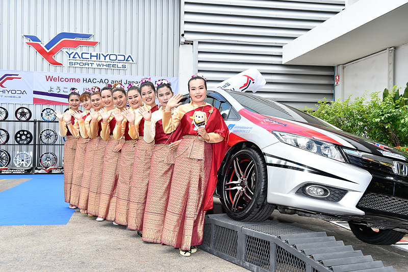 キャンペーンガールとYACHIYODAのデモカー