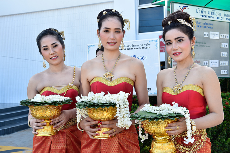 キャンペーンガールとYACHIYODAのデモカー