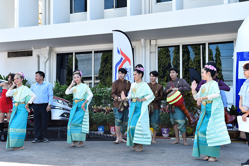 タイで工場を見学すると、しばしばこのような歓迎を受けることになる