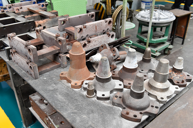 工場内にはかつての製品で使われていた型が保存されている