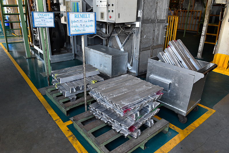 銀色の延べ板状のようなものがアルミホイールの原料となるアルミニウムのインゴット