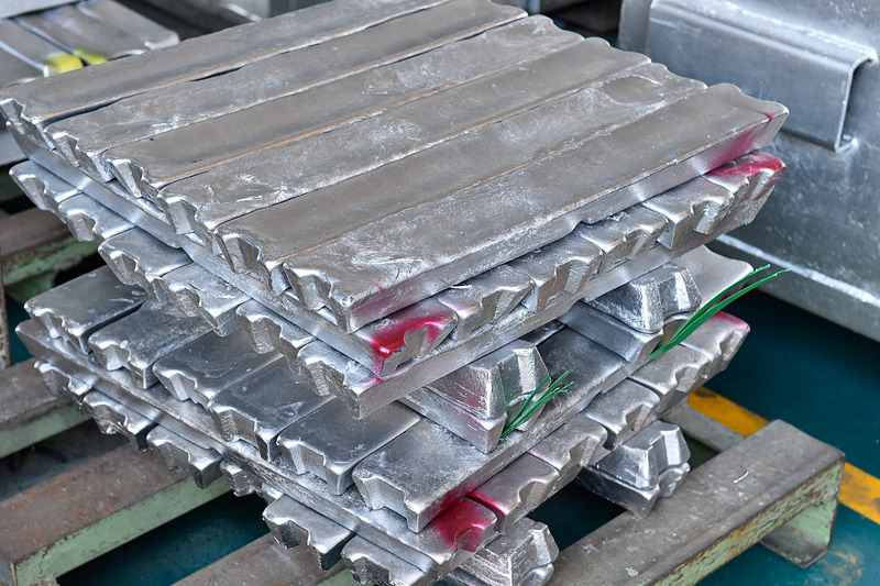 銀色の延べ板状のようなものがアルミホイールの原料となるアルミニウムのインゴット