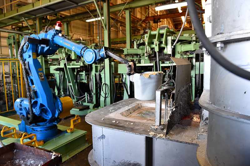 ロボットアームの先に固定されたバケツの下にあるのがアルミニウムのプール