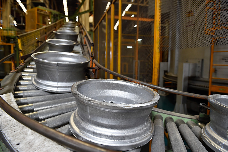 製造ラインをホイールが流れていく。ほとんどのプロセスは自動化されている