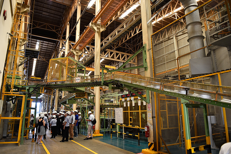 製造ラインをホイールが流れていく。ほとんどのプロセスは自動化されている