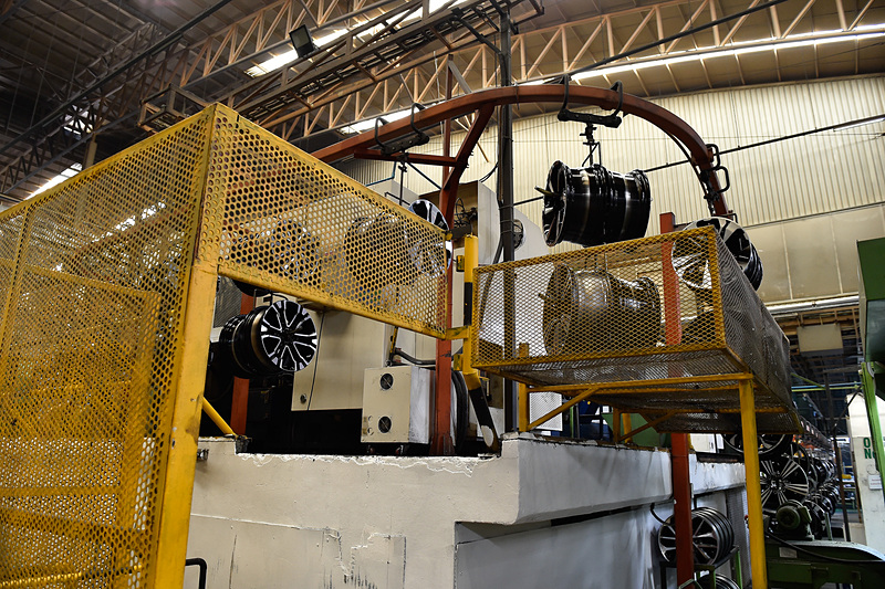 製造ラインをホイールが流れていく。ほとんどのプロセスは自動化されている